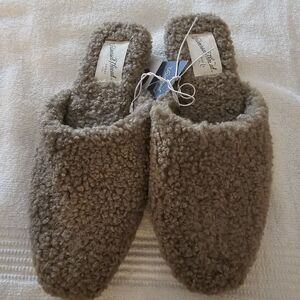 NWT Universal Thread Women's Slip-On Slippers Taupe Size 5.5